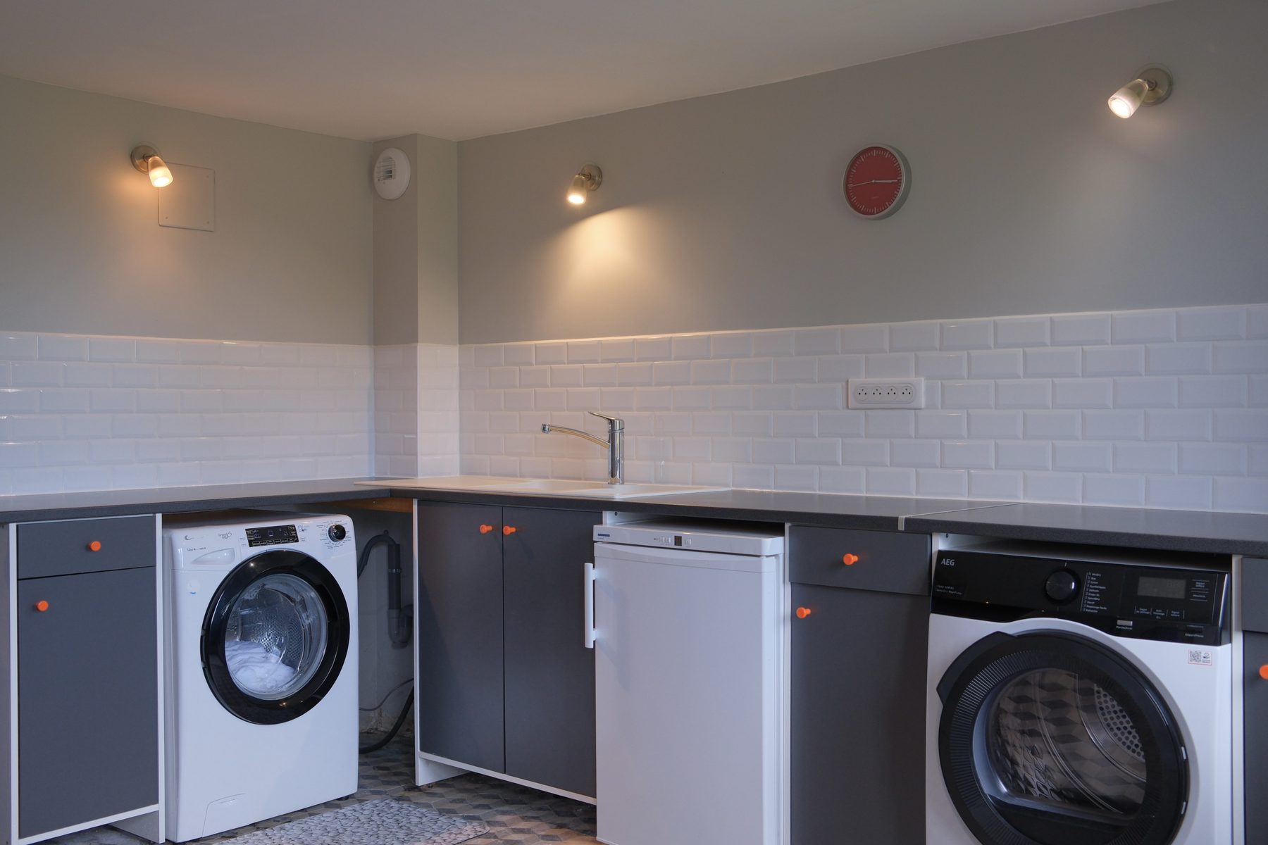 The laundry room: washing machine, tumble dryer and freezer