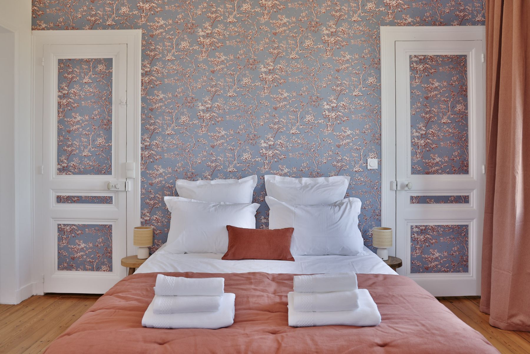 La chambre au papier peint cuivré