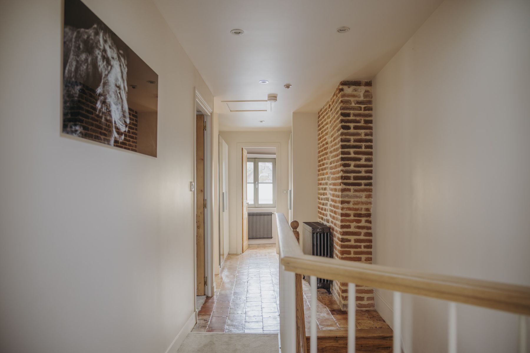 Couloir de l'étage avec son mur de brique apparente