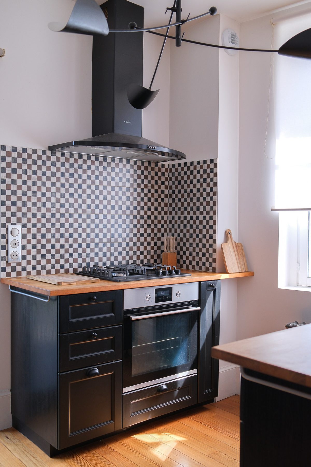 The kitchen, its chequered splashback and the oven