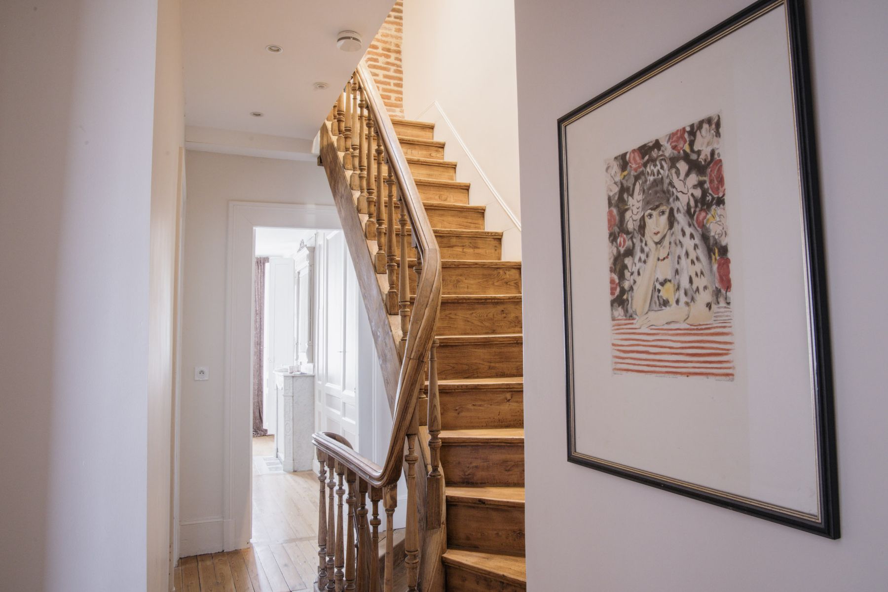 L'escalier en bois et sa rampe tournée