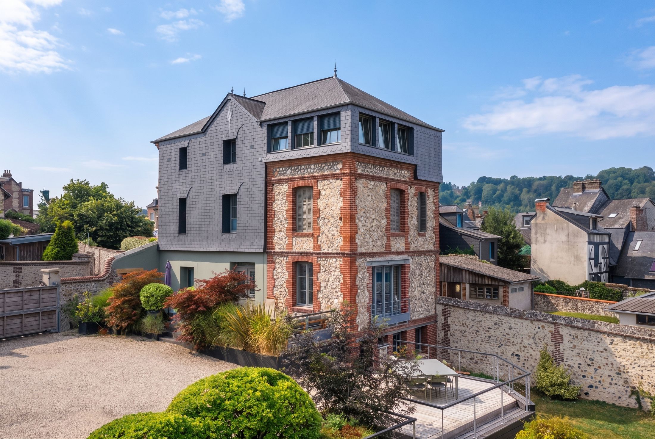 Façade en brique, silex et ardoise du gîte Villa Marguerite à Honfleur, de jour