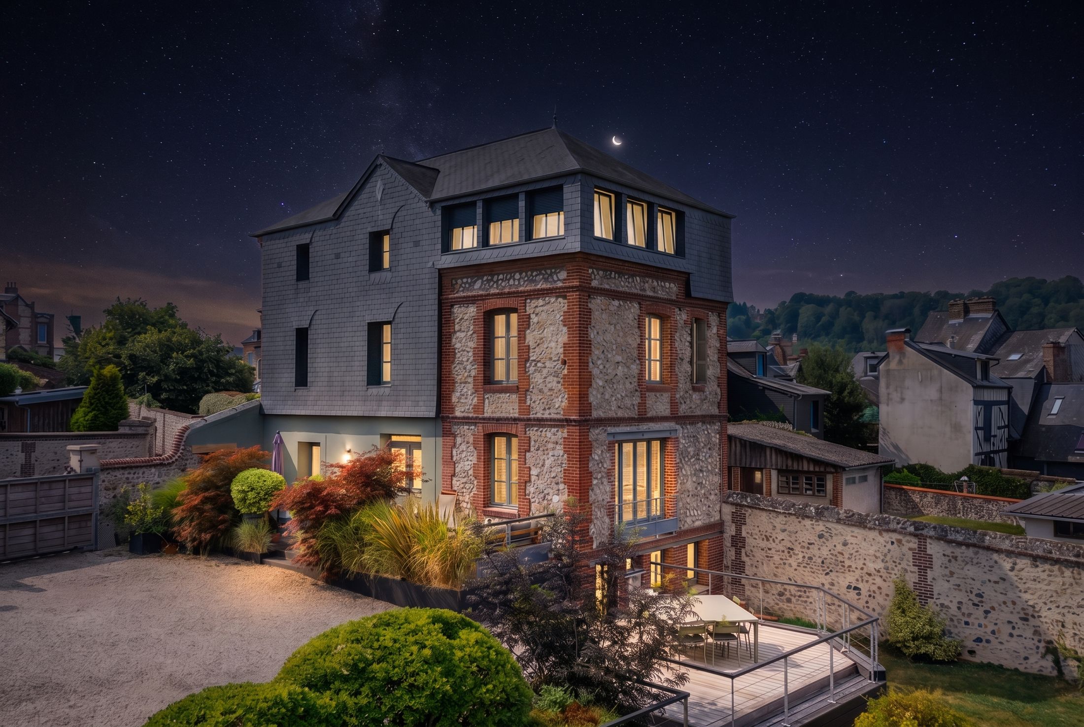 La Villa Marguerite de nuit sous un ciel étoilé, fenêtres éclairées