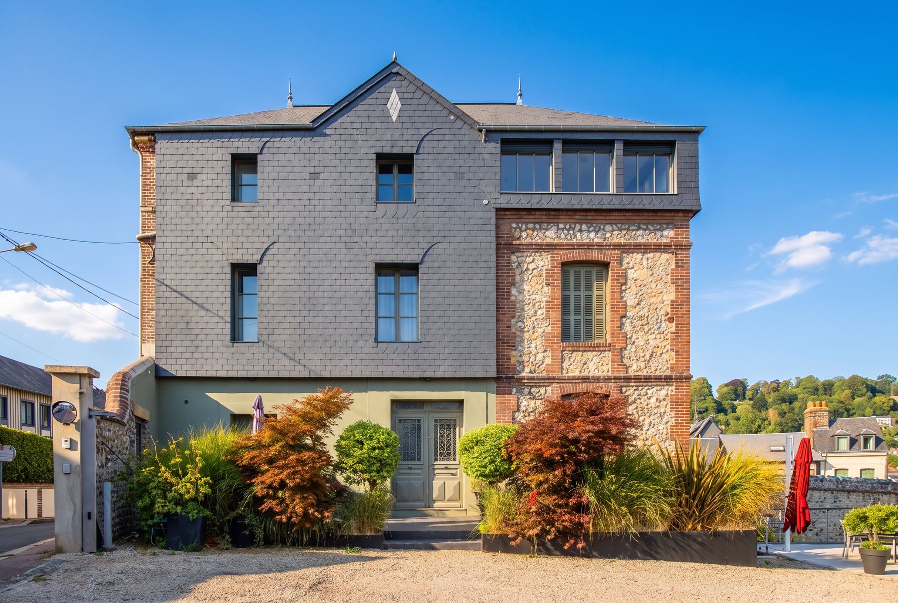 La façade en brique, silex et ardoise de la Villa Marguerite côté rue