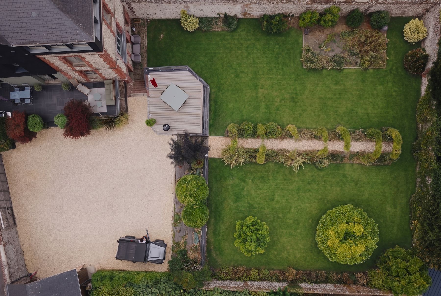 Vue aérienne du terrain : la cour en gravier, les deux terrasses et le jardin clos de murs
