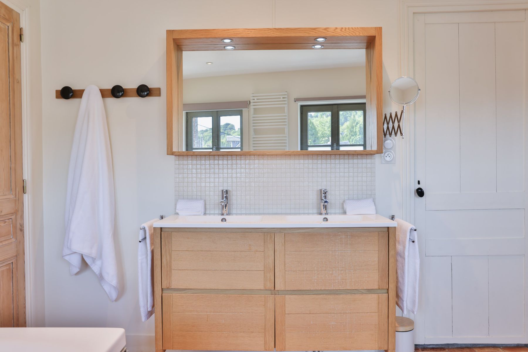 Salle de bains avec double vasque en chêne et grand miroir