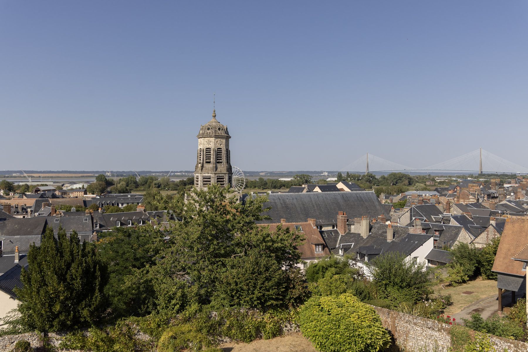 Le clocher Sainte-Catherine et l'estuaire de la Seine